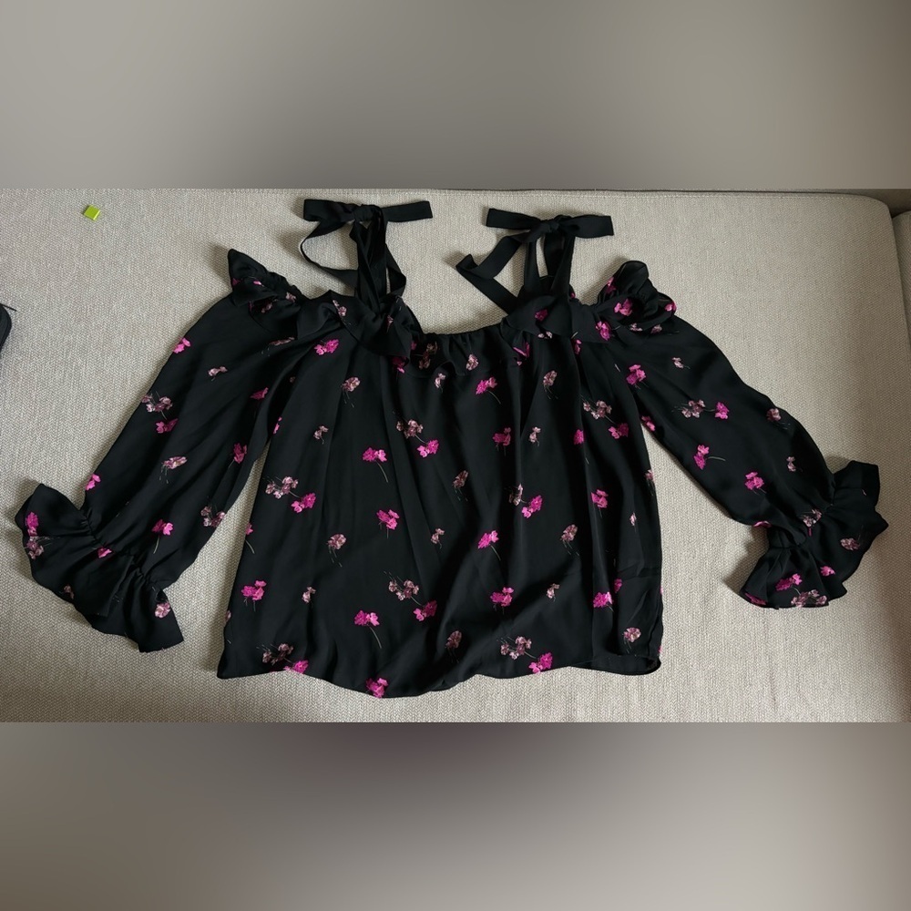 CECE long sleeve cold shoulder black with floral print blouse. L - Picture 2 of 5